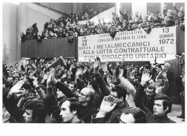 Sala del Comune di Sesto San Giovanni - Interno - Convegno costitutivo del sindacato unitario metalmeccanici della zona di Sesto San Giovanni - Platea - Votazione per alzata di mano - Parola d'ordine