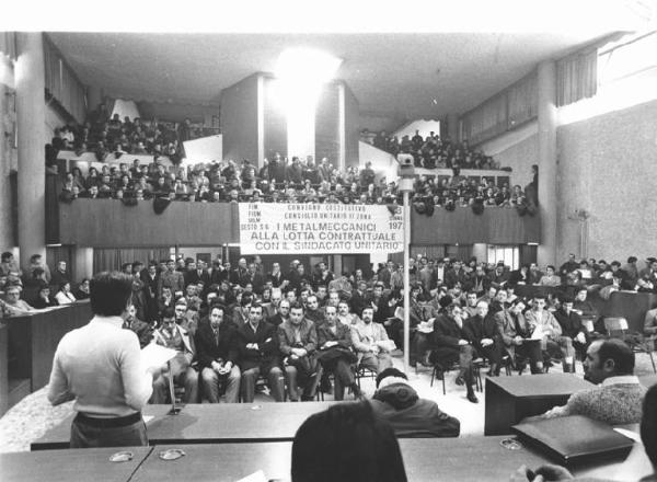 Sala del Comune di Sesto San Giovanni - Interno - Convegno costitutivo del sindacato unitario metalmeccanici della zona di Sesto San Giovanni - Panoramica sulla sala - Platea - Oratore al microfono - Parola d'ordine