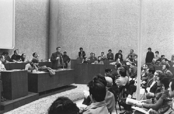 Sala del Comune di Sesto San Giovanni - Interno - Convegno costitutivo del sindacato unitario metalmeccanici della zona di Sesto San Giovanni - Tavolo della presidenza - Antonio Pizzinato al microfono