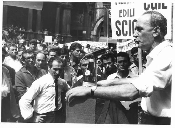 Sciopero dei lavoratori edili - Piazza Mercanti - Comizio - Palco - Guido Venegoni al microfono - Cartelli di sciopero della Cgil