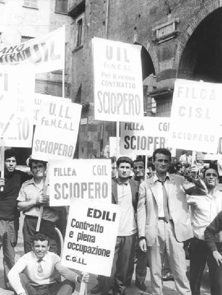 Sciopero dei lavoratori edili per il nuovo contratto - Piazza Mercanti - Lavoratori al comizio - Cartelli di sciopero Fillea Cgil, Filca Cisl, Uil