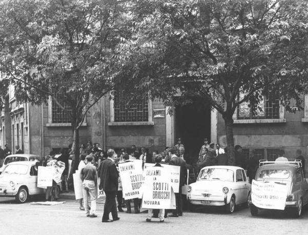 Sciopero dei lavoratori della Scotti Brioschi di Novara contro la chiusura della fabbrica - Presidio davanti alla Cge - Cartelli di protesta