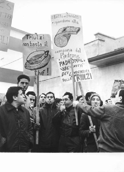 Sciopero dei lavoratori della Triulzi - Presidio davanti alla fabbrica - Cartelli di protesta - Fischietti