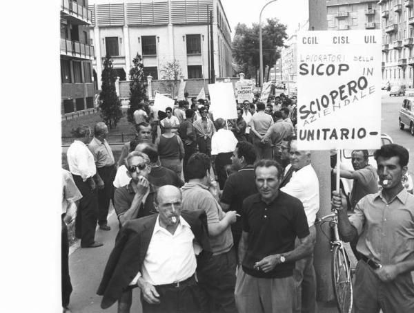 Sciopero dei lavoratori edili della Sicop - Presidio - Cartelli di sciopero Cgil, Cisl, Uil - Fischietti