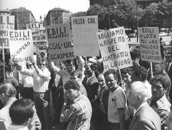 Sciopero dei lavoratori edili - Piazza Castello - Comizio - Lavoratori - Cartelli di sciopero Fillea Cgil e Feneal Uil