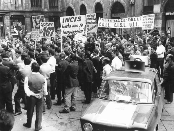 Sciopero dei lavoratori edili contro gli omicidi bianchi e gli infortuni - Piazza Mercanti - Comizio - Lavoratori - Cartelli di protesta - Striscione Fillea, Filca, Feneal