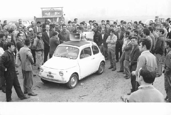 Sciopero dei lavoratori edili della Impresa Grassetto - Comizio davanti al cantiere - Lavoratori - Auto con altoparlanti