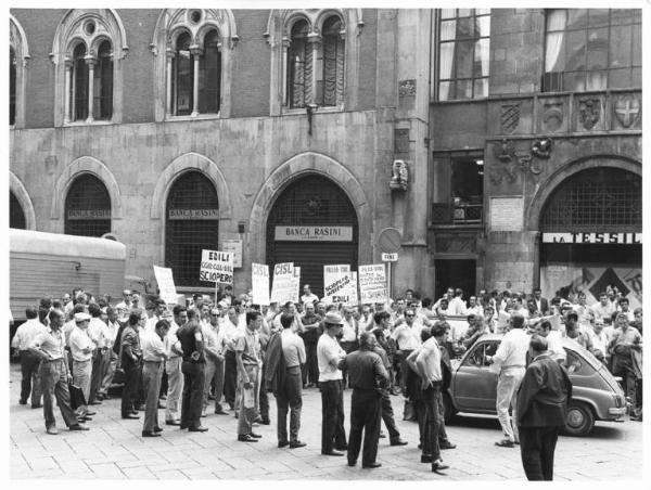 Sciopero lavoratori edili per il contratto - Piazza Mercanti - Comizio - Cartelli di sciopero e di protesta - Auto con altoparlanti