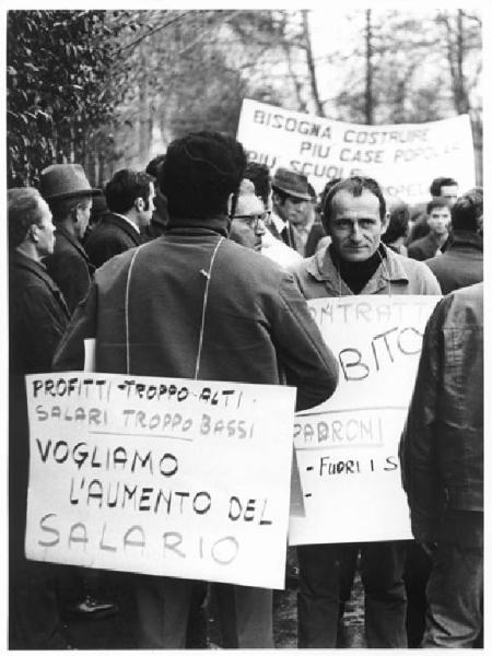 Sciopero dei lavoratori manufatti di cemento - Comizio - Lavoratori con cartelli di protesta - Striscione per la costruzione di case popolari, scuole e ospedali