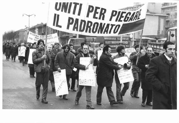 Sciopero dei lavoratori manufatti di cemento - Corteo - Operai con campanacci - Striscioni - Cartelli di protesta