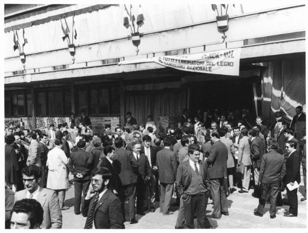 Convegno unitario dei lavoratori del legno - Lavoratori davanti all'ingresso del teatro - Striscione