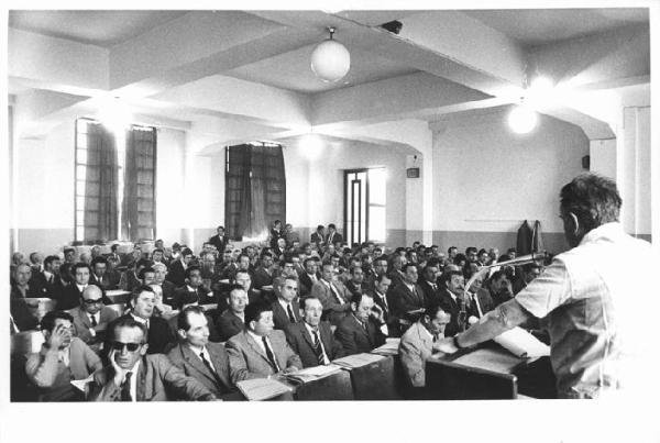 Camera del Lavoro - Sala "Bruno Buozzi" - Interno - Congresso provinciale edili - Panoramica sulla sala - Oratore di spalle al microfono - Platea con pubblico