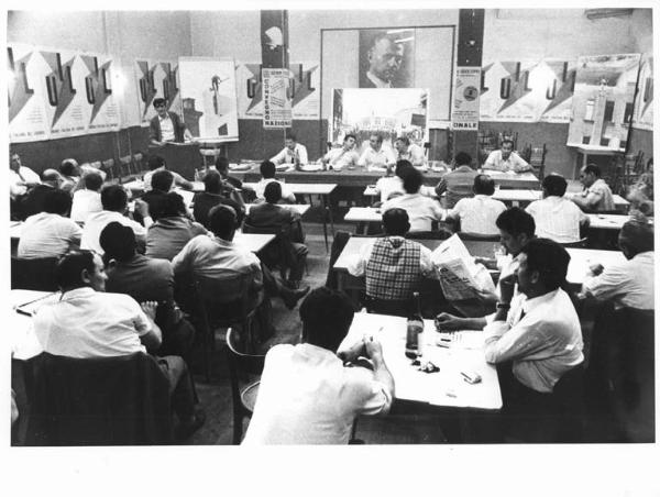 Sede Uil - Interno - Assemblea dei lavoratori edili - Panoramica sulla sala - Tavolo della presidenza - Pubblico - Fotografie - Manifesti Uil