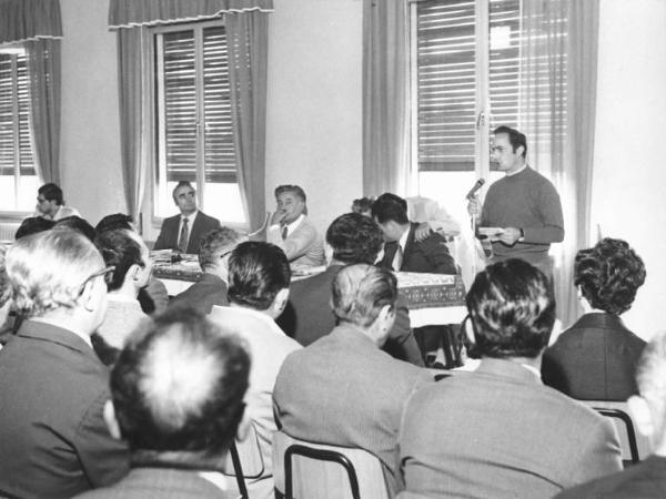 Convegno edili - Interno - Tavolo della presidenza - Oratore al microfono