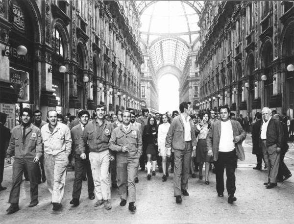 Sciopero dei lavoratori edili della Mbm - Corteo in Galleria Vittorio Emanuele - Operai con tuta da lavoro