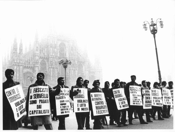 Sciopero dei lavoratori edili - Corteo in piazza del Duomo - Lavoratori con cartelli di protesta - Il Duomo