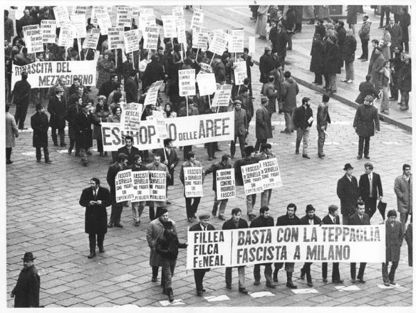 Sciopero dei lavoratori edili - Corteo in piazza del Duomo ripreso dall'alto - Lavoratori con cartelli di protesta - Striscione