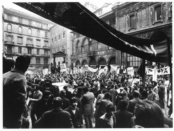 Sciopero dei lavoratori edili - Piazza Mercanti - Comizio - Lavoratori con cartelli di rivendicazioni - Striscioni