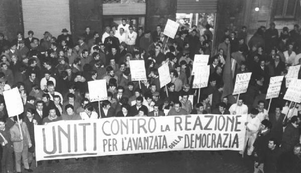 Manifestazione antifascista serale - Presidio - Operai con tuta da lavoro - Cartelli - Striscione