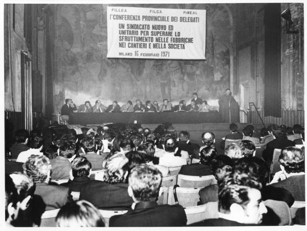 Salone degli affreschi della Società Umanitaria - Interno - Conferenza provinciale unitaria dei delegati - Panoramica sulla sala - Tavolo della presidenza e platea - Parola d'ordine