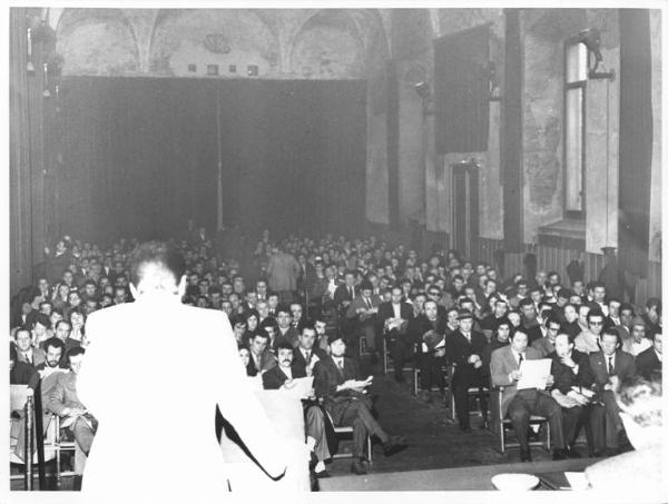 Salone degli affreschi della Società Umanitaria - Interno - Conferenza provinciale unitaria dei delegati - Platea con il pubblico - Oratore al microfono di spalle