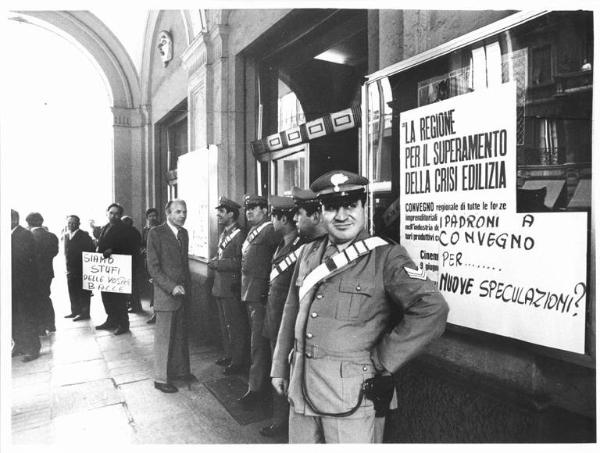 Sciopero dei lavoratori edili - Convegno regionale al cinema Dal Verme - Schieramento delle forze dell'ordine davanti all'ingresso del cinema - Lavoratori con cartelli - Manifesto del convegno