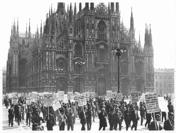 Sciopero dei lavoratori edili contro speculazioni e licenziamenti - Corteo in piazza del Duomo - Cartelli