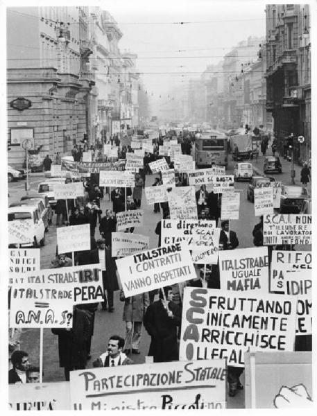 Sciopero dei lavoratori edili dell'Italstrade - Manifestazione nazionale a Milano - Corteo in corso Venezia - Cartelli