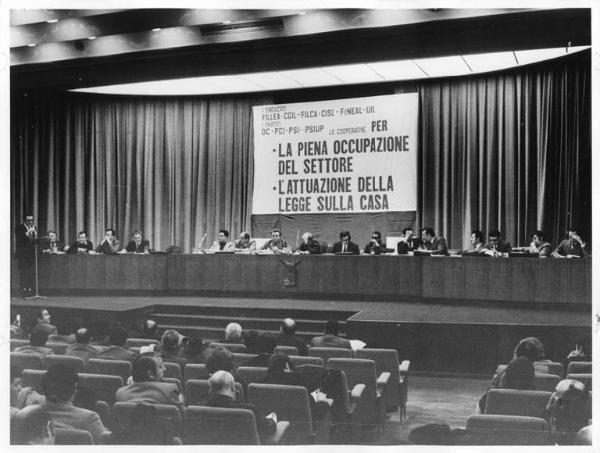 Sala dei Congressi della Provincia - Interno - Convegno unitario edili - Tavolo della presidenza - Parola d'ordine