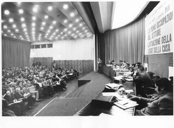 Sala dei Congressi della Provincia - Interno - Convegno unitario edili - Tavolo della presidenza - Platea - Parola d'ordine