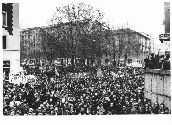 Sciopero rionale in solidarietà con la lotta dei lavoratori dell'Alfa Romeo - Comizio - Folla di lavoratori - Striscioni - Cartelli