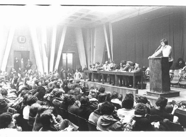 Camera del Lavoro - Salone "Di Vittorio" - Interno - Assemblea degli studenti - Tavolo della presidenza - Studente al microfono - Platea