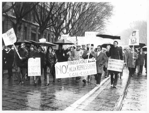 Sciopero dei lavoratori della Enaoli - Corteo sotto la pioggia - Cartelli