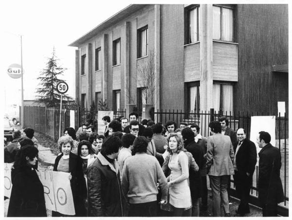 Sciopero dei lavoratori della Di Lorenzo contro 75 licenziamenti - Lavoratori davanti alla fabbrica - Cartelli