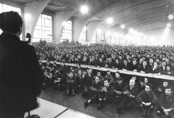 Alfa Romeo di Arese - Interno - Assemblea permanente dei lavoratori - Panoramica sulla sala - Platea - Operai con tuta da lavoro - Annio Breschi al microfono