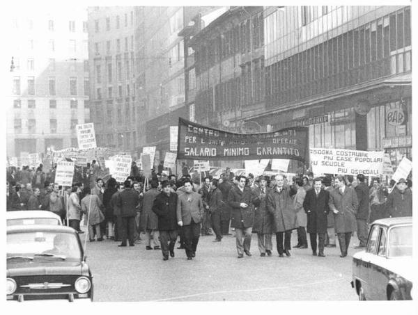 Sciopero dei lavoratori edili - Presidio davanti all'Intersind - Striscioni - Cartelli