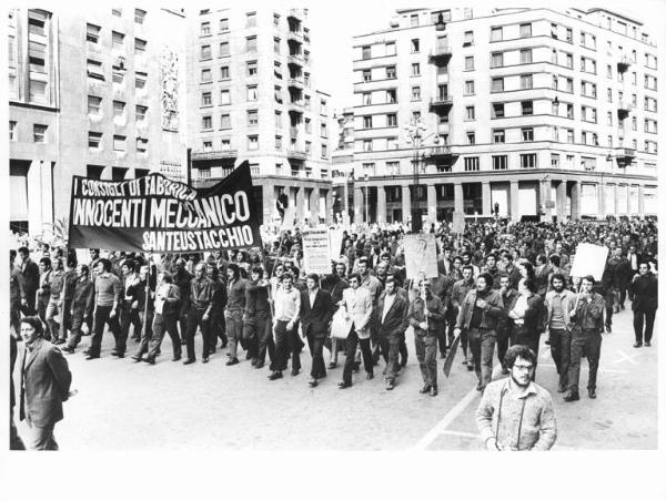 Sciopero dei lavoratori della Innocenti, Breda Siderurgica, Italtrafo - Corteo in piazza Repubblica verso la sede dell'Intersind - Spezzone lavoratori della Innocenti - Operai con tuta da lavoro - Striscione - Cartelli