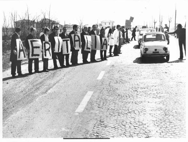 Sciopero dei lavoratori della Aeritalia - Strada statale del Sempione - Volantinaggio dei lavoratori agli automobilisti - Cartelli