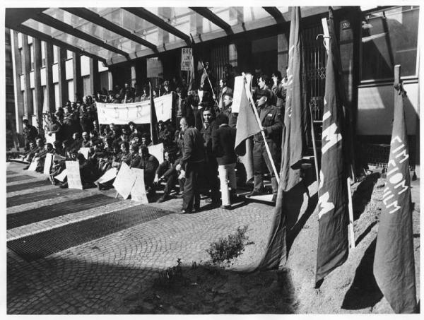 Sciopero dei lavoratori della Sirti - Presidio lavoratori e studenti davanti all'ingresso del Pirellone - Operai con tuta da lavoro - Striscione - Cartelli - Bandiere Fim, Fiom, Uilm