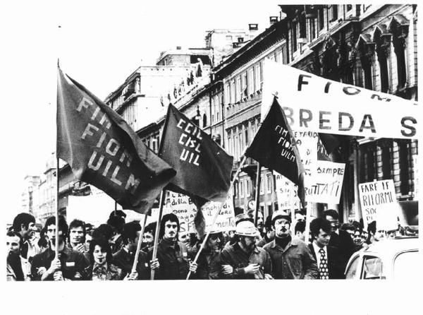 Sciopero dei lavoratori della Innocenti, Breda Siderurgica, Italtrafo - Corteo in corso Venezia verso la sede dell'Intersind - Spezzone lavoratori della Breda - Operai con tuta da lavoro - Striscione - Cartelli - Bandiere Fim, Fiom, Uilm