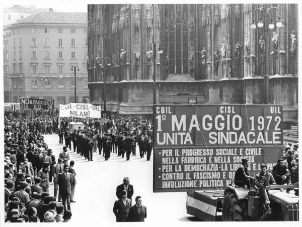 Manifestazione del primo maggio - Corteo dei lavoratori - Testa del corteo arriva in piazza del Duomo - Banda - Striscioni