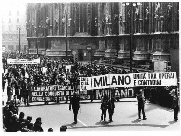 Manifestazione del primo maggio - Corteo arriva in piazza del Duomo - Spezzone lavoratori agricoli - Striscioni