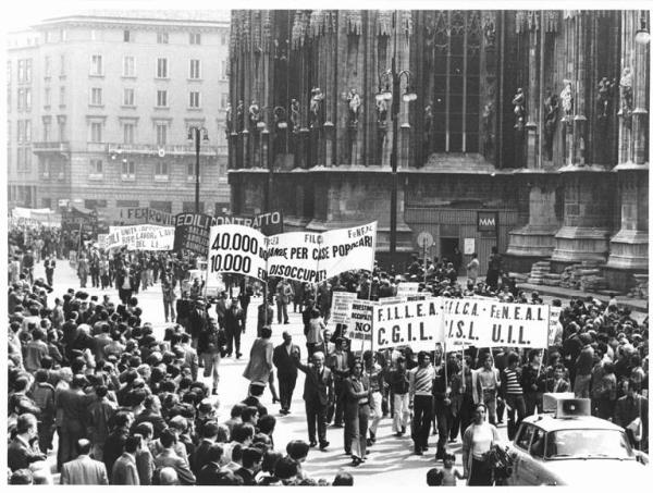 Manifestazione del primo maggio - Corteo arriva in piazza del Duomo - Spezzone lavoratori edili - Striscioni - Cartelli