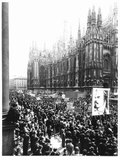 Manifestazione del primo maggio - Corteo in piazza del Duomo - Striscioni - Cartelli - Immagine di Lenin