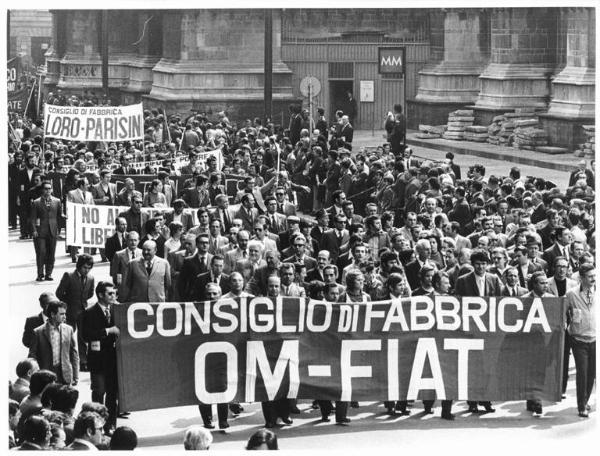 Manifestazione del primo maggio - Corteo arriva in piazza del Duomo - Spezzone lavoratori della Om Fiat e Loro Parisini - Striscioni