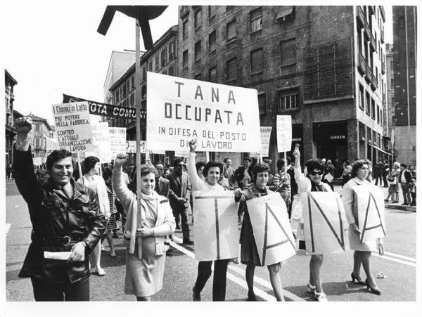 Manifestazione del primo maggio - Corteo in Corso Venezia - Spezzone lavoratrici della fabbrica Tana - Lavoratrici salutano con il pugno chiuso - Striscioni