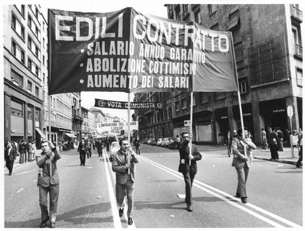 Manifestazione del primo maggio - Corteo in Corso Venezia - Spezzone lavoratori edili - Striscioni