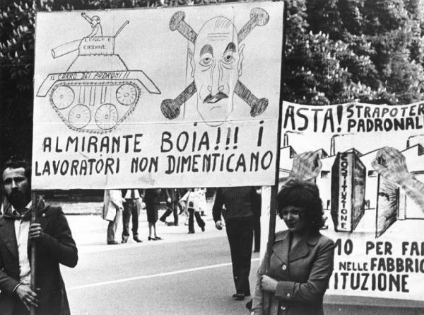 Manifestazione del primo maggio - Corteo dei lavoratori in corso Venezia - Cartello con vignetta