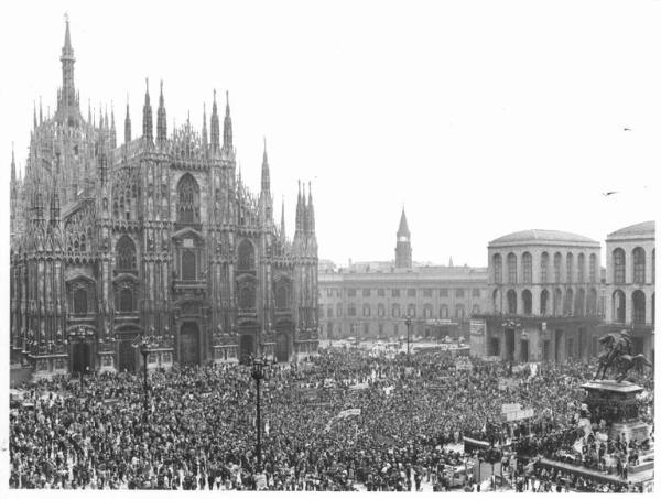 Manifestazione del primo maggio - Comizio in piazza del Duomo - Panoramica sulla piazza - Folla di manifestanti - Il Duomo - Monumento a Vittorio Emanuele II