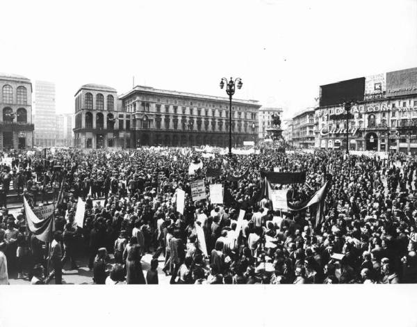 Manifestazione del primo maggio - Comizio in piazza del Duomo - Panoramica sulla piazza - Folla di manifestanti - Striscioni - Cartelli - Monumento a Vittorio Emanuele II - Pubblicità sui palazzi